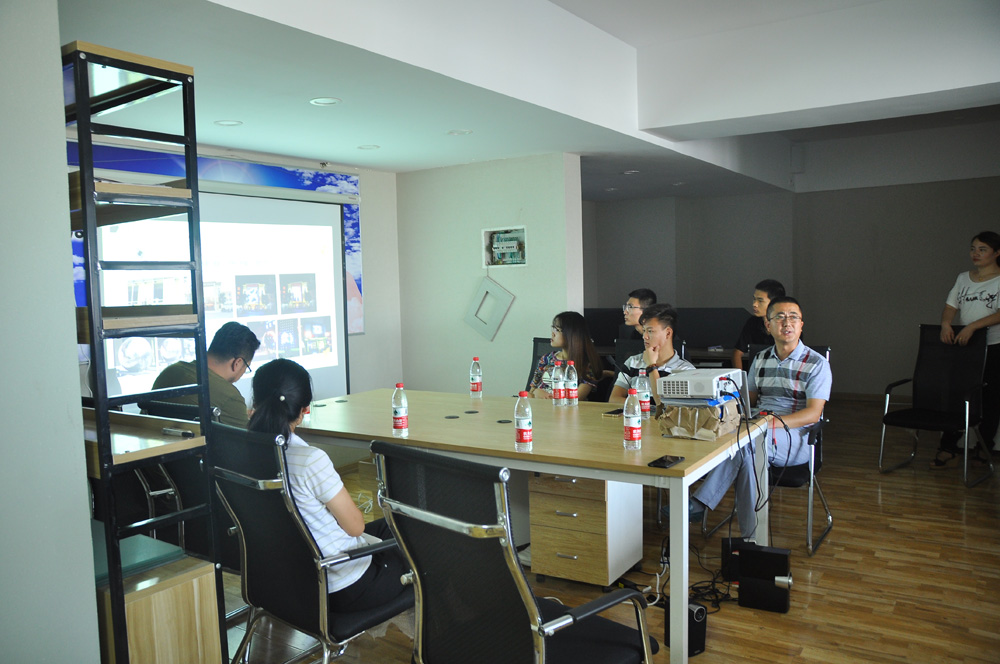 我公司與山東工藝美術(shù)學(xué)院建筑與景觀設(shè)計(jì)專(zhuān)業(yè)的同學(xué)們共同交流互動(dòng)(圖1)