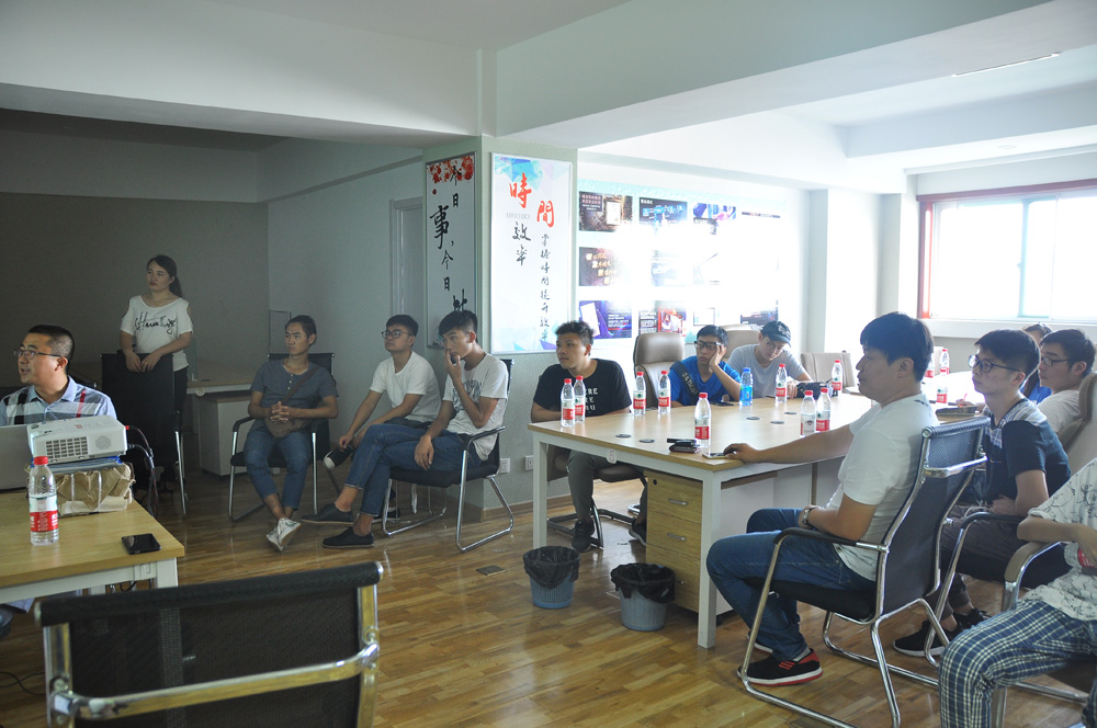 我公司與山東工藝美術(shù)學(xué)院建筑與景觀設(shè)計(jì)專(zhuān)業(yè)的同學(xué)們共同交流互動(dòng)(圖2)