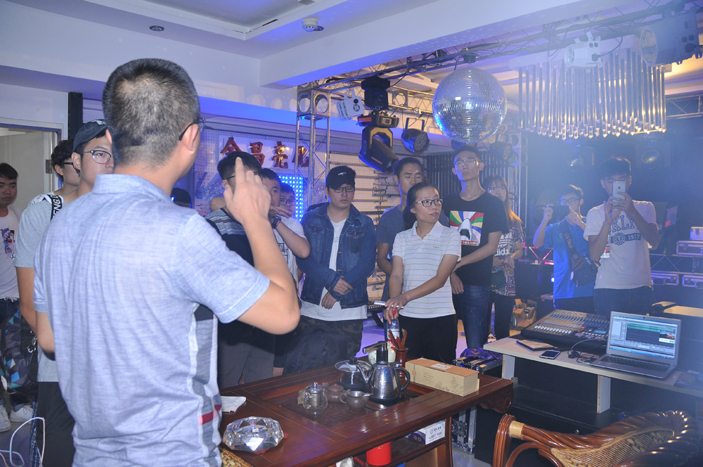 我公司與山東工藝美術(shù)學(xué)院建筑與景觀設(shè)計(jì)專(zhuān)業(yè)的同學(xué)們共同交流互動(dòng)(圖3)